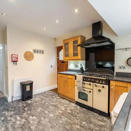 Home2home 4bed House Near Roundhay Park * Leeds (West Yorkshire)