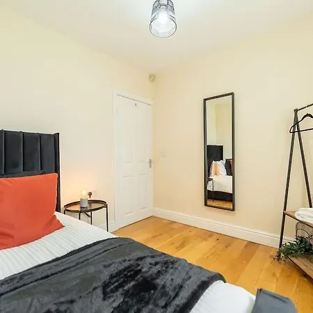 Home2home 4bed House Near Roundhay Park * Leeds (West Yorkshire)