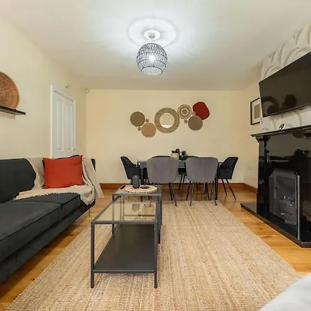 Home2home 4bed House Near Roundhay Park Holiday home