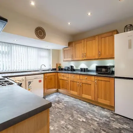 Home2home 4bed House Near Roundhay Park Holiday home