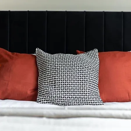 Home2home 4bed House Near Roundhay Park * Leeds (West Yorkshire)