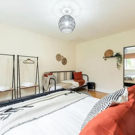 Home2home 4bed House Near Roundhay Park Leeds (West Yorkshire)