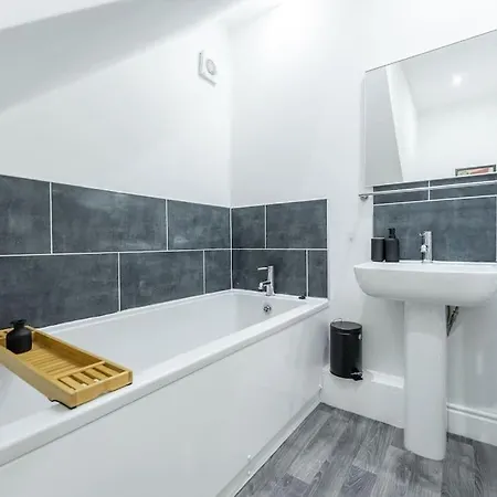 Home2home 4bed House Near Roundhay Park Leeds (West Yorkshire)